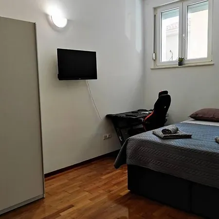 Apartment Spacious Near Center And The