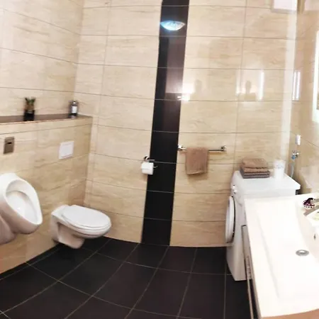 Spacious Near Center And The * Split