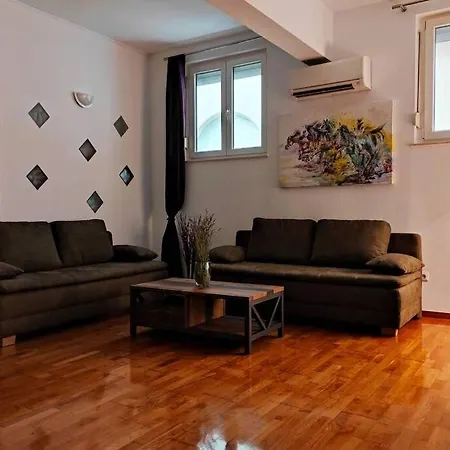 Spacious Near Center And The Apartment *