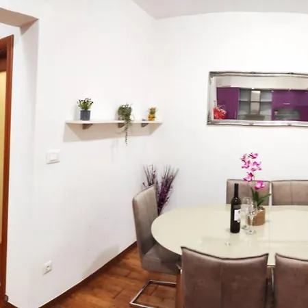 Apartment Spacious Near Center And The