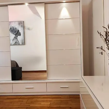 Apartment Spacious Near Center And The